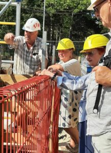 Polier zeigt auf Baugrube